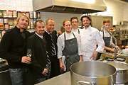 Vor dem Essen wurde natrlich auch in der Kche gefachsimpelt: Leo Hillinger, Andreas Jger, Martin Sieberer und Thomas Dorfer (re) mit seinem Team. 